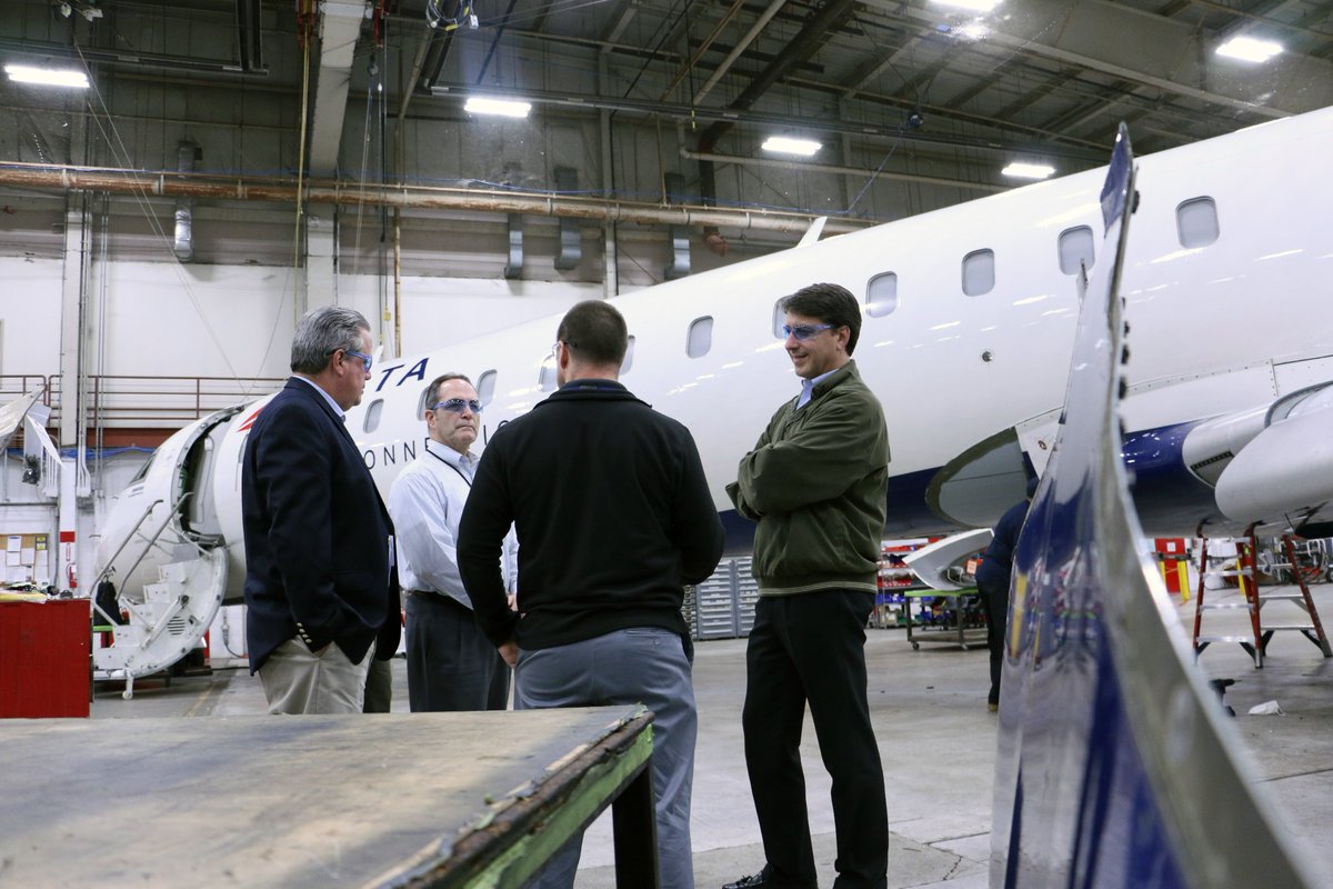 EndeavorAir's tweet photo. Members of the @EndeavorAir senior leadership are visiting with our #TeamCVG maintenance crew. These men and women are part of the industry's best maintenance team in the regional airline industry. #IFlyEDV https://t.co/PWUGlBjitv