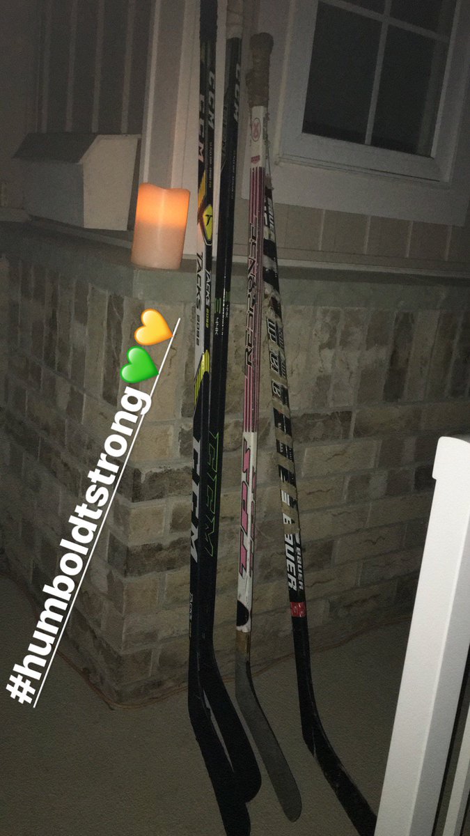 JennaAlbrecht's tweet photo. #SticksOutForHumboldt #HumboldtStrong  💚💛🙏🏼💔 https://t.co/Uq88NelS45