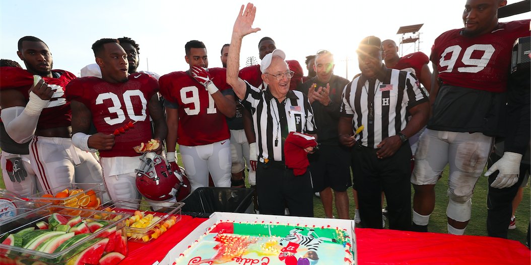 #Alabama celebrates long-time practice official Eddie Conyers on 90th birthday after spring practice

247sports.com/college/alabam… via <a href="/247Sports/">247Sports</a>