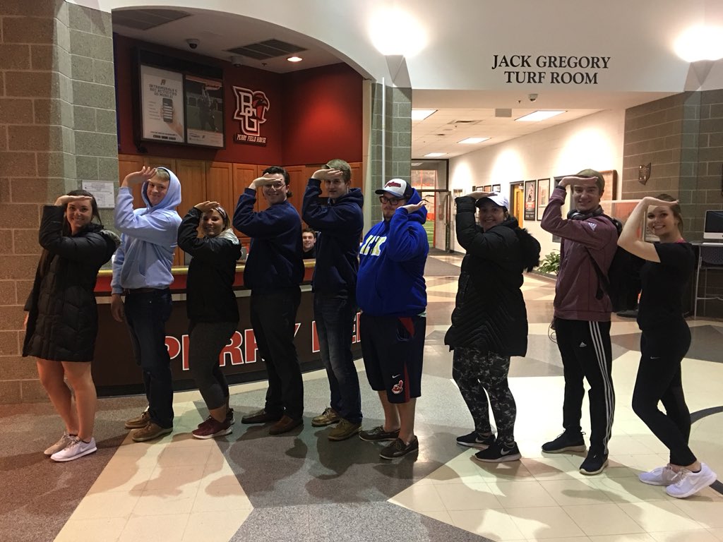 samnella16's tweet photo. Look who we found at the Field House after winning our vball game! @DeltaGamma_bgsu @BGSUSigs #SnapASig https://t.co/vyRjlr0FWk