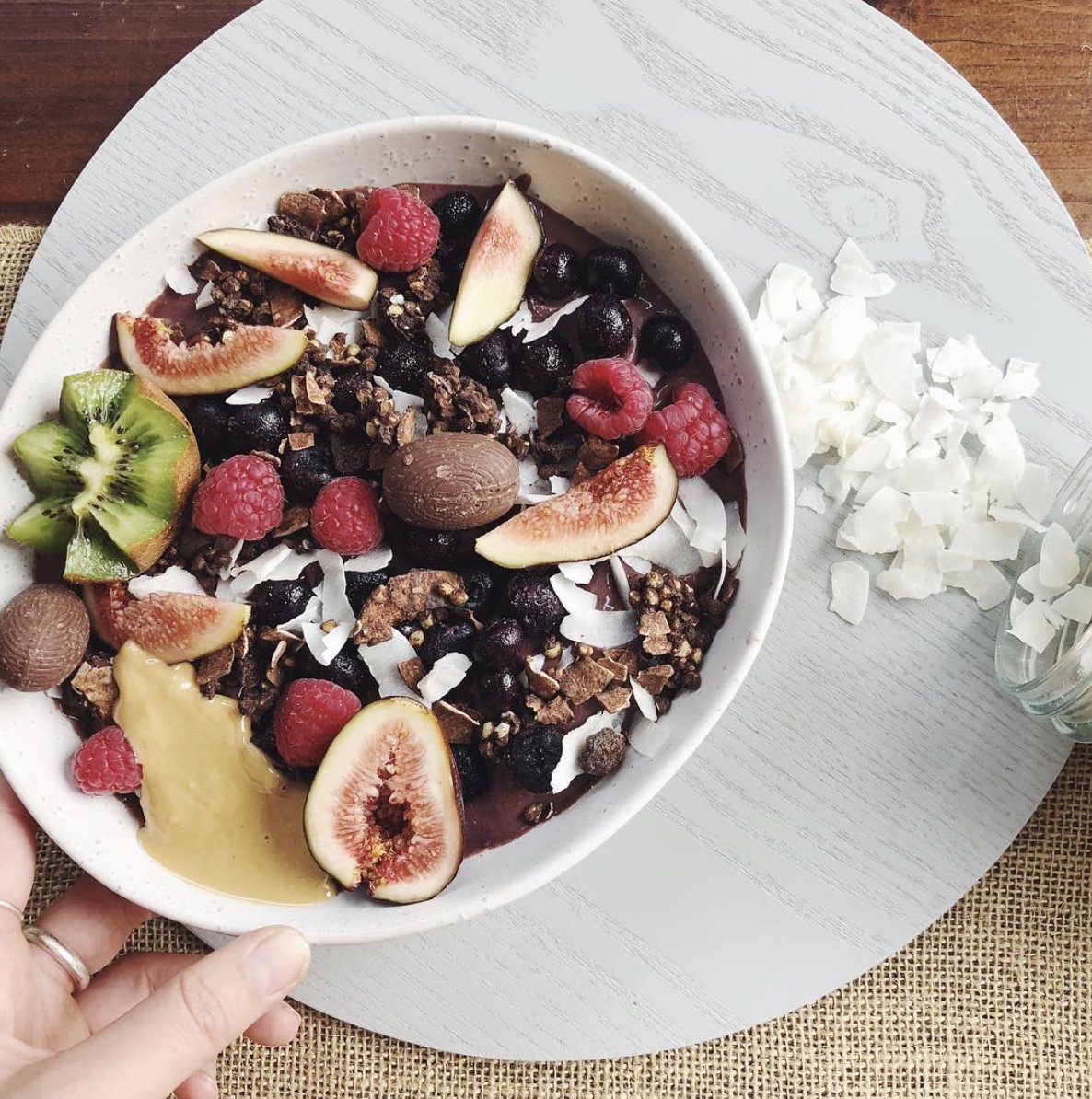 Have a few Easter eggs left over? 🐰🍫🙊
LIV • 22 • Vegan 🐷🌿🐮🌸🐥🌙🐠🔮🐝💕 has been adding them to her Acai bowl, and we're a touch jealous!! 🤤🤤🤤 Topped with deeelish choc granola &amp; made with H2melon watermelon water 🍉❤️
#H2melon