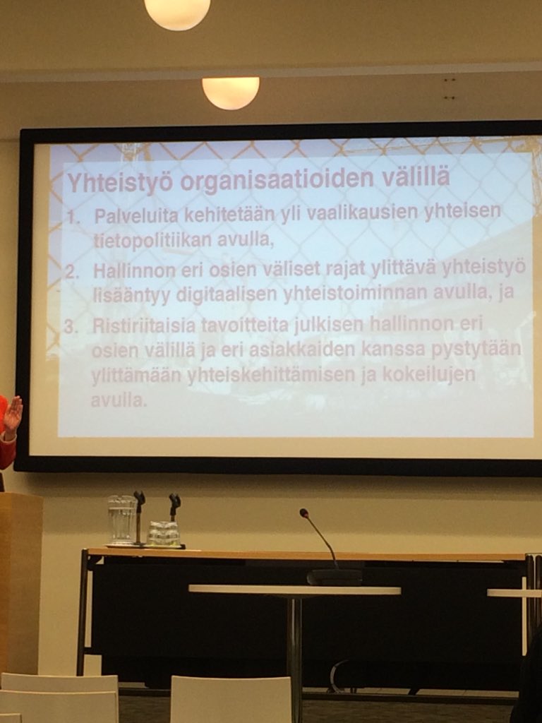 HaillaTii's tweet photo. Nyt on hyvää settiä, kiitos @DemosHelsinki #OutiKuittinen! @Kuntaliitto’n #tulevaisuudenkunta’tilaisuudessa kiintoisaa sisältöä #hytekunta online ja offline maailmojen yhteensulautuminen #maas https://t.co/EN5DNPlY5g