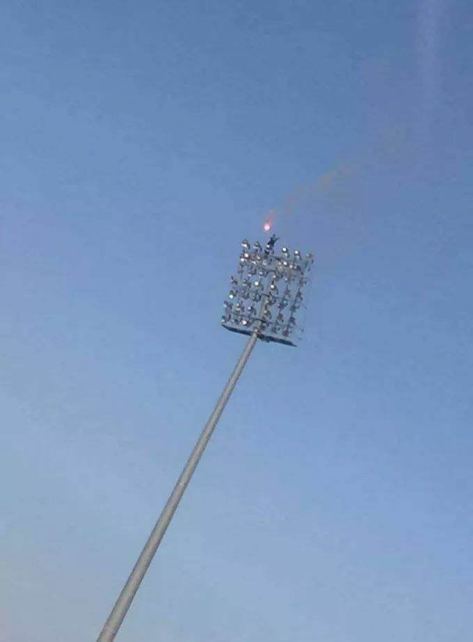Un supporter du Mouloudia Olympique Béjaïa, en D2 algérienne, monte sur l'un des projecteurs du stade pour y allumer un fumigène lors du derby face à la Jeunesse sportive madinet Béjaïa...

(📷 Merci à Yani pour la photo !)
