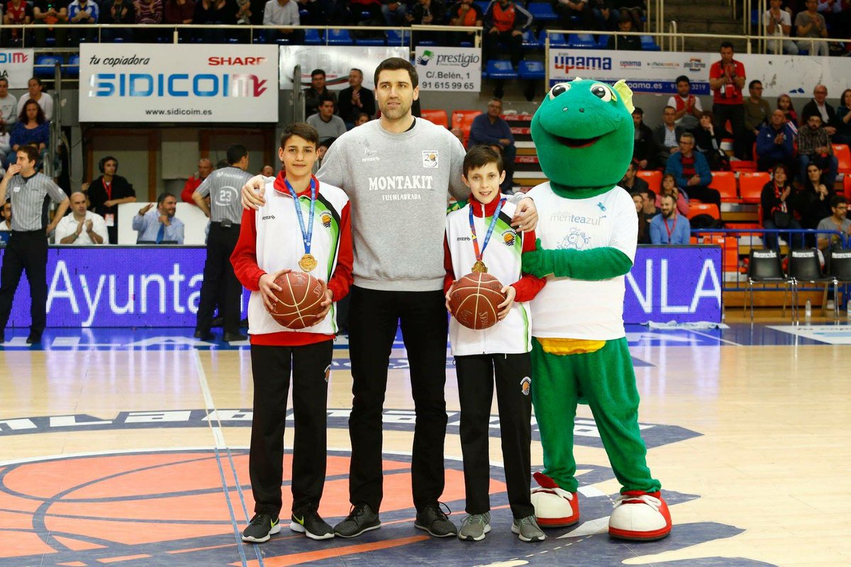 Juanan_santano's tweet photo. Detallazo de @BFuenlabrada con Asier y Jesús por la victoria en el #Planetamini2018. Gracias a sus compis del Fuenla y selección y a los técnicos de la @FBMadrid. https://t.co/ybyyU1zVy8