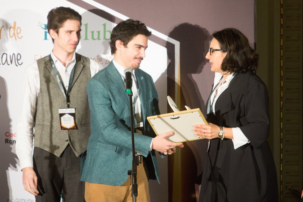 Premiul special "Generația Z" de la Gala #HRClub a mers către Școala de Bani. Tinerii jurați ne-au premiat pentru oportunitățile de învățare pe care le-am creat prin proiectul de educație financiară. Mulțumim pentru încredere!