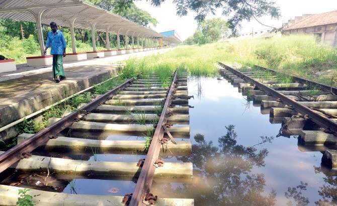 GeorgeJaisonNJ's tweet photo. @PiyushGoyalOffc @narendramodi @PiyushGoyal @alphonstourism @Kummanam @RailMinIndia @RailwaySeva Sir, Kochi Harbour Terminus railway station renovated in 2017 using Rs.7.5 Cr is still remaining unused. No trains depart or halt here. What a national waste !! https://t.co/sTfGV3pYyj
