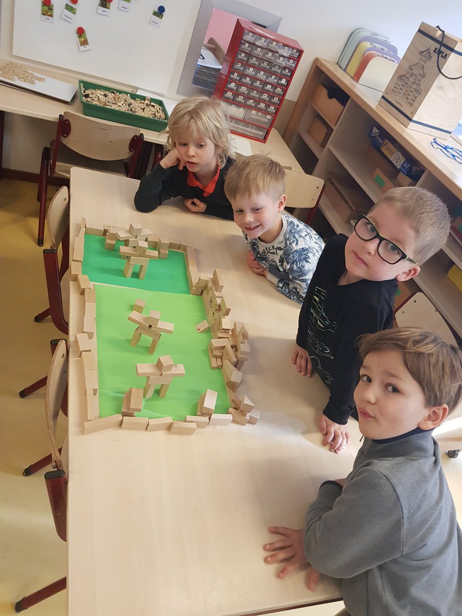 staugustinus12B's tweet photo. Een voetbalveld met de kleine blokjes. #themasport https://t.co/Xmafv9IHtp