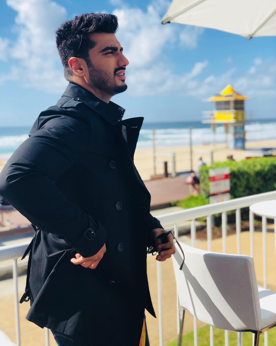 ArjunKapoorCafe's tweet photo. [NEW PIC] Thanks @riaangeorge for this super awesome candid shot!🙏😊❤
Beating @arjunk26 at a challenge is not only difficult..its impossible😉😜
#HindiFilmDialogueInEnglish 😁
#HottieKapoor #SideProfileSwag 😍🔥🔥💃💃
@Longines 
#ArjunInAustralia 😁✌😇 https://t.co/RUTBBd58Da