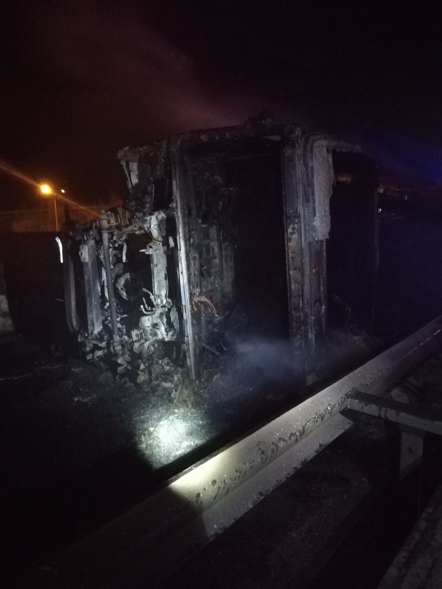 sdis52's tweet photo. Feu de PL cette nuit transportant du papier conditionné en bobines après s'être couché sur la RN 4 à la hauteur de Saint Dizier paralysant le trafic dans les 2 sens.

Le conducteur légèrement blessé a été pris en charge par les secours. https://t.co/CMUDx7gPnc