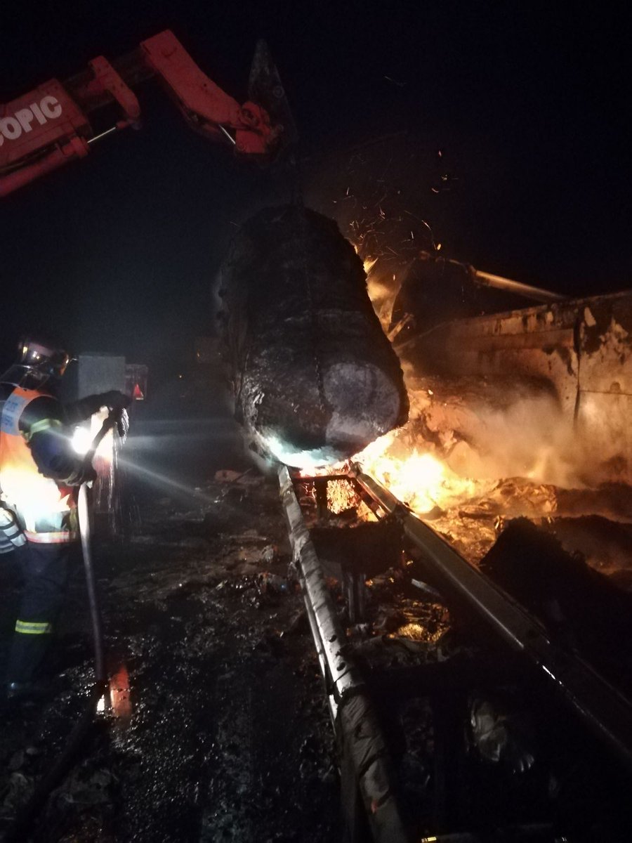 sdis52's tweet photo. Feu de PL cette nuit transportant du papier conditionné en bobines après s'être couché sur la RN 4 à la hauteur de Saint Dizier paralysant le trafic dans les 2 sens.

Le conducteur légèrement blessé a été pris en charge par les secours. https://t.co/CMUDx7gPnc
