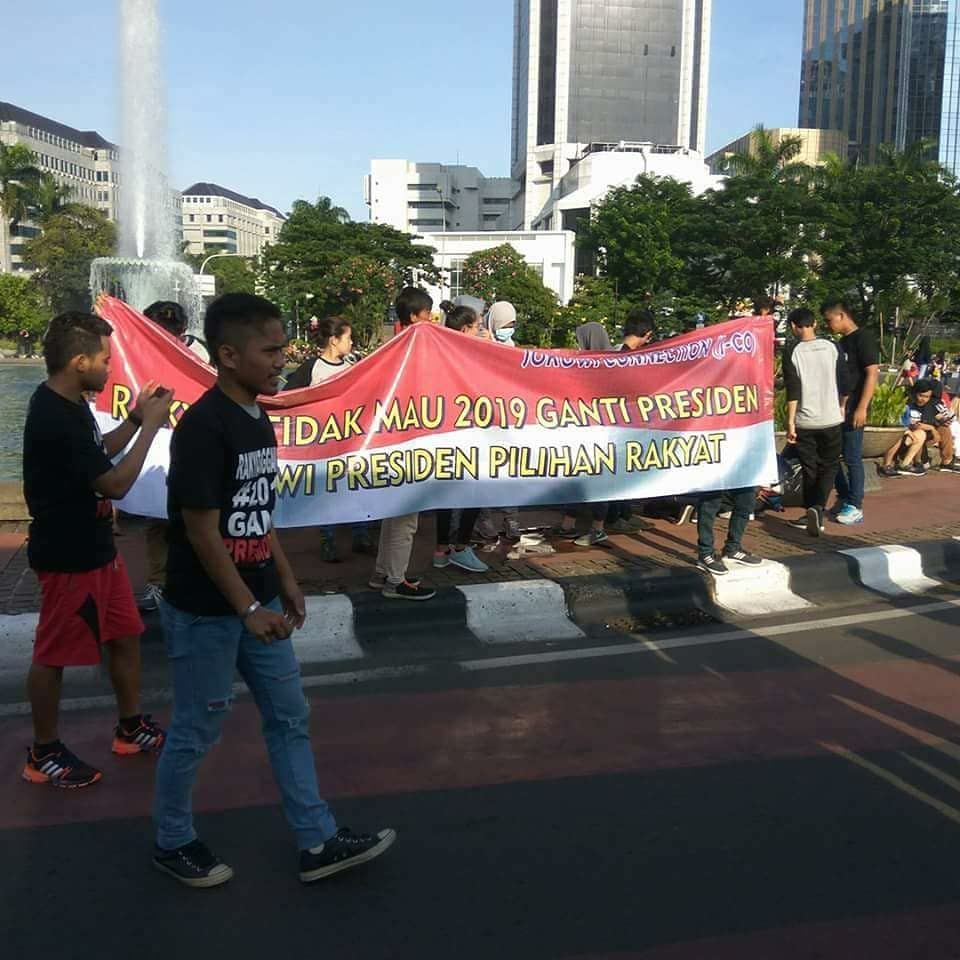 Li3nda_'s tweet photo. Hampir 1,2 jt cebong berkumpul memenuhi bundaran HI menyampaikan aspirasinya untuk mempertahankan Jokowi.

Terlihat dlm foto jalan penuh sesak, Luar Biasa. https://t.co/iO3D1K6dVF