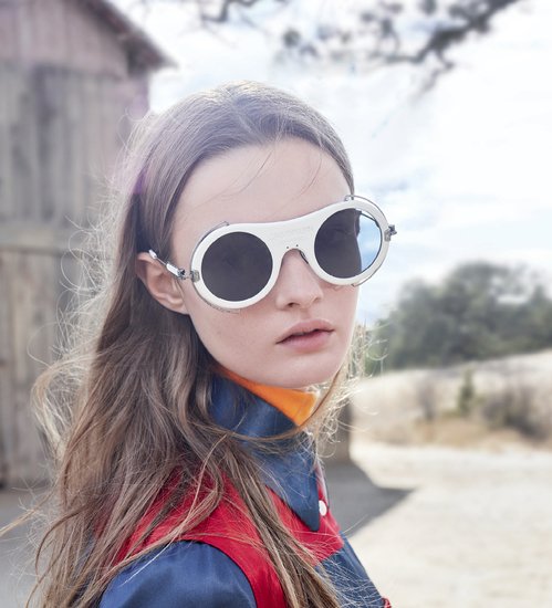 luxusplus's tweet photo. #LeviStrauss poursuit #Kenzo pour atteinte au droit des marques, #CalvinKlein lance sa première collection de lunettes signée #RaffSimons et #Kering cède la marque #Volcom. #Business #Luxe #Judiciaire #Marketing https://t.co/yquNyGDYOn https://t.co/iNoRwyYDnI