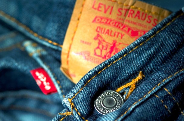 luxusplus's tweet photo. #LeviStrauss poursuit #Kenzo pour atteinte au droit des marques, #CalvinKlein lance sa première collection de lunettes signée #RaffSimons et #Kering cède la marque #Volcom. #Business #Luxe #Judiciaire #Marketing https://t.co/yquNyGDYOn https://t.co/iNoRwyYDnI