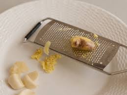 Clairewelshcook's tweet photo. #CFSFoodTips - no need to peel ginger if you have a microplane. Skin stays on 1 side, flesh the other. https://t.co/6NXecLrgzP