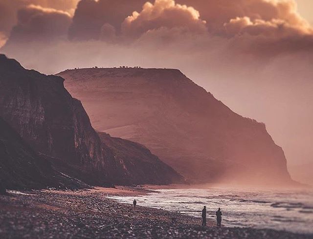 jurassic_coast's tweet photo. ‘Sunrise madness’ at Charmouth beautifully captured by @siemmettphotography
.
.
#jurassiccoast #charmouth https://t.co/YYWA2gDYih https://t.co/QLrC4pk4c4
