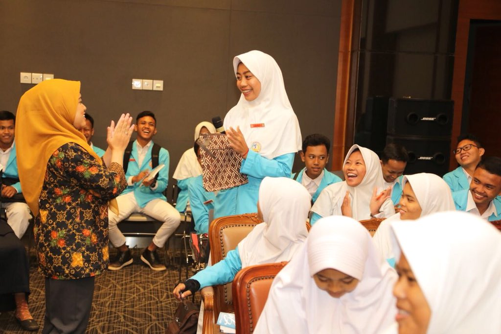 bank_indonesia's tweet photo. Pada #KunjunganBI kali ini, BI kedatangan #SobatRupiah dari SMK Bina Mandiri Husada Bekasi dan SMK Al Farizi Bantarujeg Majalangka. Tidak hanya ttg kebanksentralan, mereka jg mendapat pengetahuan mengenai GNNT dan Moneter, lho. 

Siapa yg blm pernah dtg ke #KunjunganBI? #Binfo https://t.co/1TbuSYIWlK