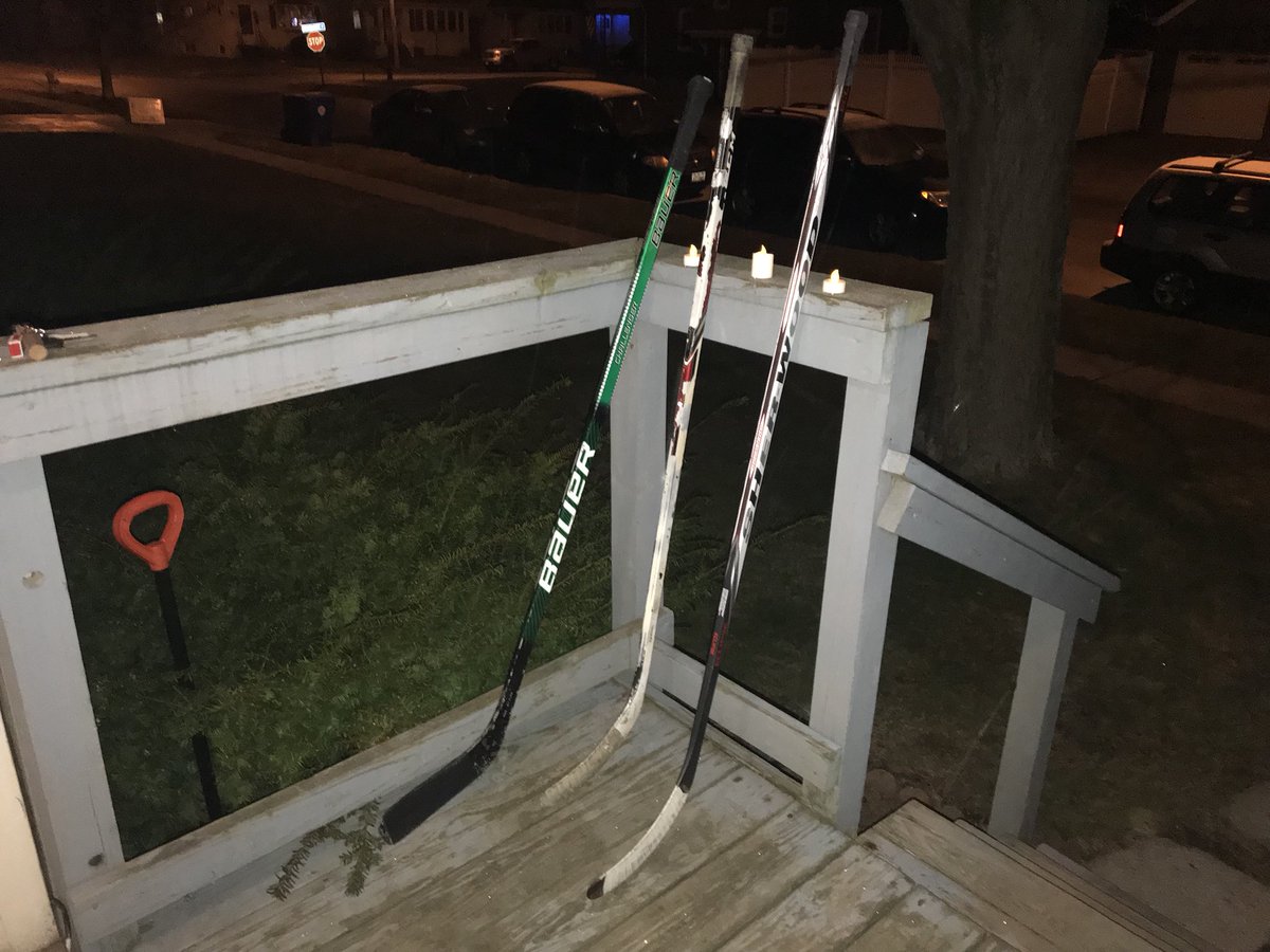 maeday93's tweet photo. #PrayersForHumboldt #SticksOutForHumboldt #PutYourStickOut #fortheboys 💚🏒💛 https://t.co/aZwdhnxu4b