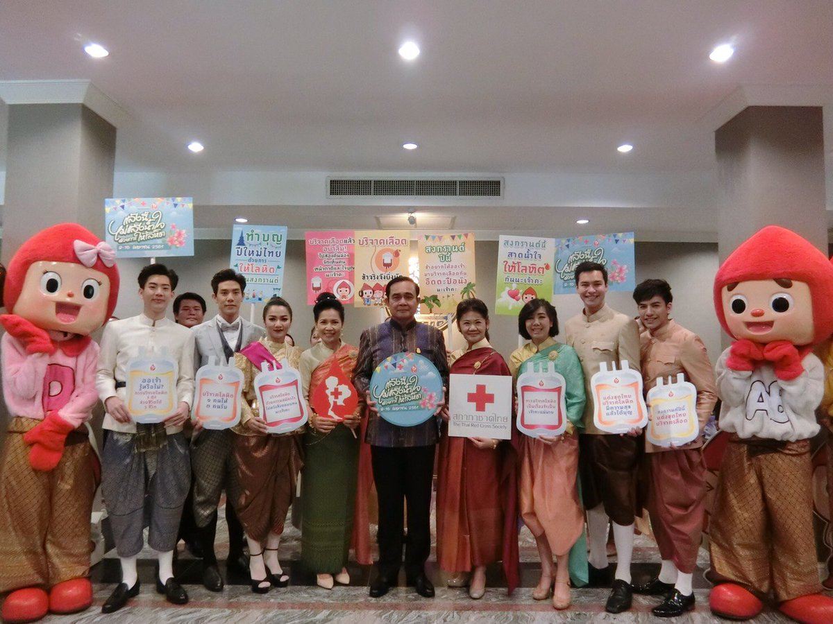 GMMTV's tweet photo. “ออฟ-จุมพล” เข้าพบนายกรัฐมนตรี ร่วมประชาสัมพันธ์กิจกรรม “แล้งนี้ไม่แล้งน้ำใจ ด้วยการให้โลหิต” ของศูนย์บริการโลหิตแห่งชาติ สภากาชาดไทย พร้อมเชิญชวนชาวไทยร่วมบริจาคโลหิต เพื่อสำรองใช้ในช่วงวันหยุดยาว ที่ ทำเนียบรัฐบาล #GMMTV https://t.co/TxQU6dEQBH