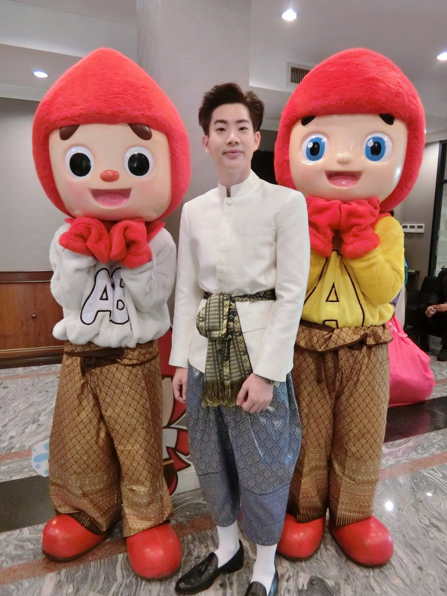 GMMTV's tweet photo. “ออฟ-จุมพล” เข้าพบนายกรัฐมนตรี ร่วมประชาสัมพันธ์กิจกรรม “แล้งนี้ไม่แล้งน้ำใจ ด้วยการให้โลหิต” ของศูนย์บริการโลหิตแห่งชาติ สภากาชาดไทย พร้อมเชิญชวนชาวไทยร่วมบริจาคโลหิต เพื่อสำรองใช้ในช่วงวันหยุดยาว ที่ ทำเนียบรัฐบาล #GMMTV https://t.co/TxQU6dEQBH