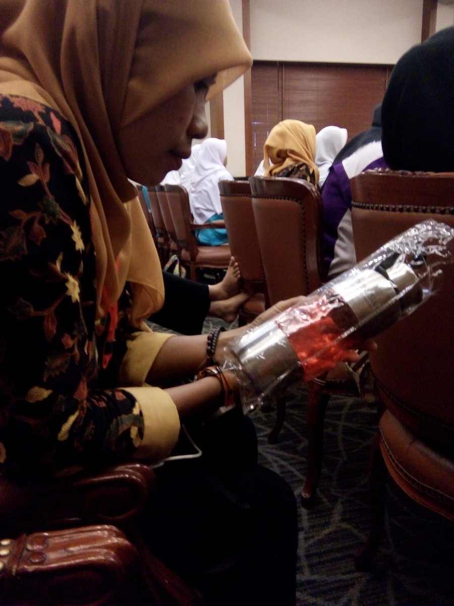 1933Nurul's tweet photo. Kasian yg pengen dapet botol air minum dari @bank_indonesia sampe di pelong terus. Wkwkw
#KunjunganBI https://t.co/pGqPcDsY63