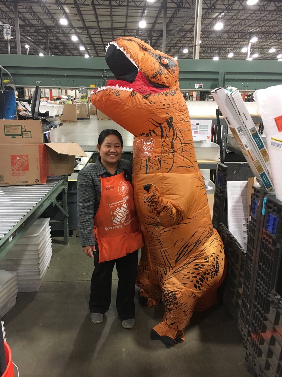 ginamarie280's tweet photo. Kathy Ngen hanging with G-Rex 🦖 @HDRLC8615 because we ❤️❤️❤️❤️#2ndShiftBestShift #MakeTheirDay #FishPhilosophy 🐠 🐠 🐠 @KristinDecker11 @THDKaitlynLake @juanmon63435421 Where you at??? https://t.co/VLPIJa41lq