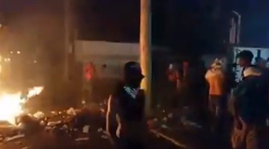 ElpulsoVzla's tweet photo. Barricadas en distintos sectores de #Maracaibo #9Abr 11:20 https://t.co/DYxQqJ3fDH