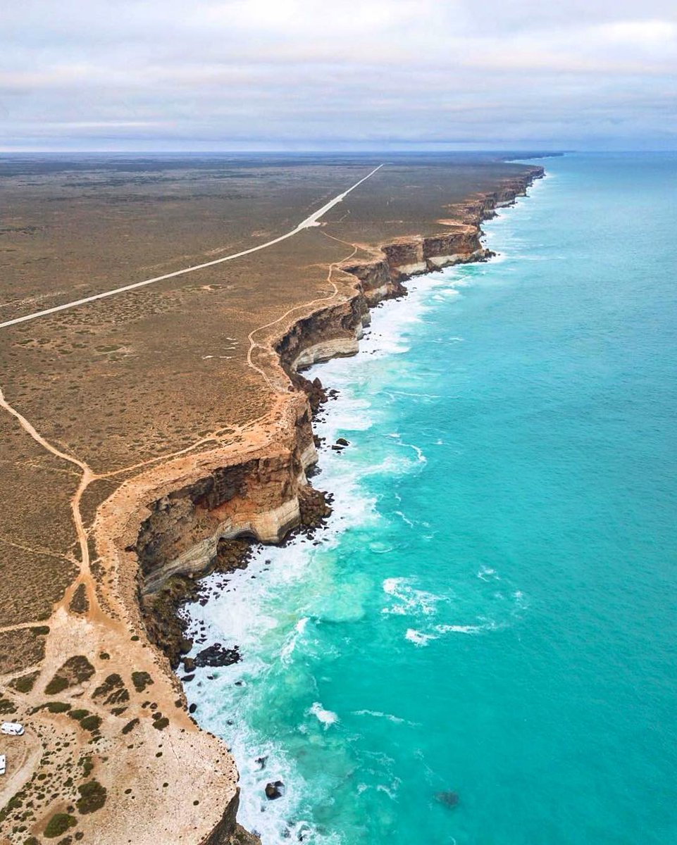 Turn right, it's Antarctica. Turn left, it's the outback. Follow that line and it's one epic road trip across the @Eyre_Peninsula's #NullarborPlain! 🌊🚙 Pic: avagabondjourney via IG #TTOT #LP #RTW #Travel #TravelMassive bit.ly/EyrePeninsulaA…