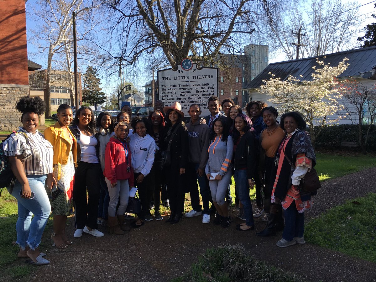victoriarowell's tweet photo. Media/#LittleTheater Fisk University students in Nashville, Tenn. #PassingKnowledge #therichandtheruthless @WatchUMC https://t.co/VQViXVKLvn