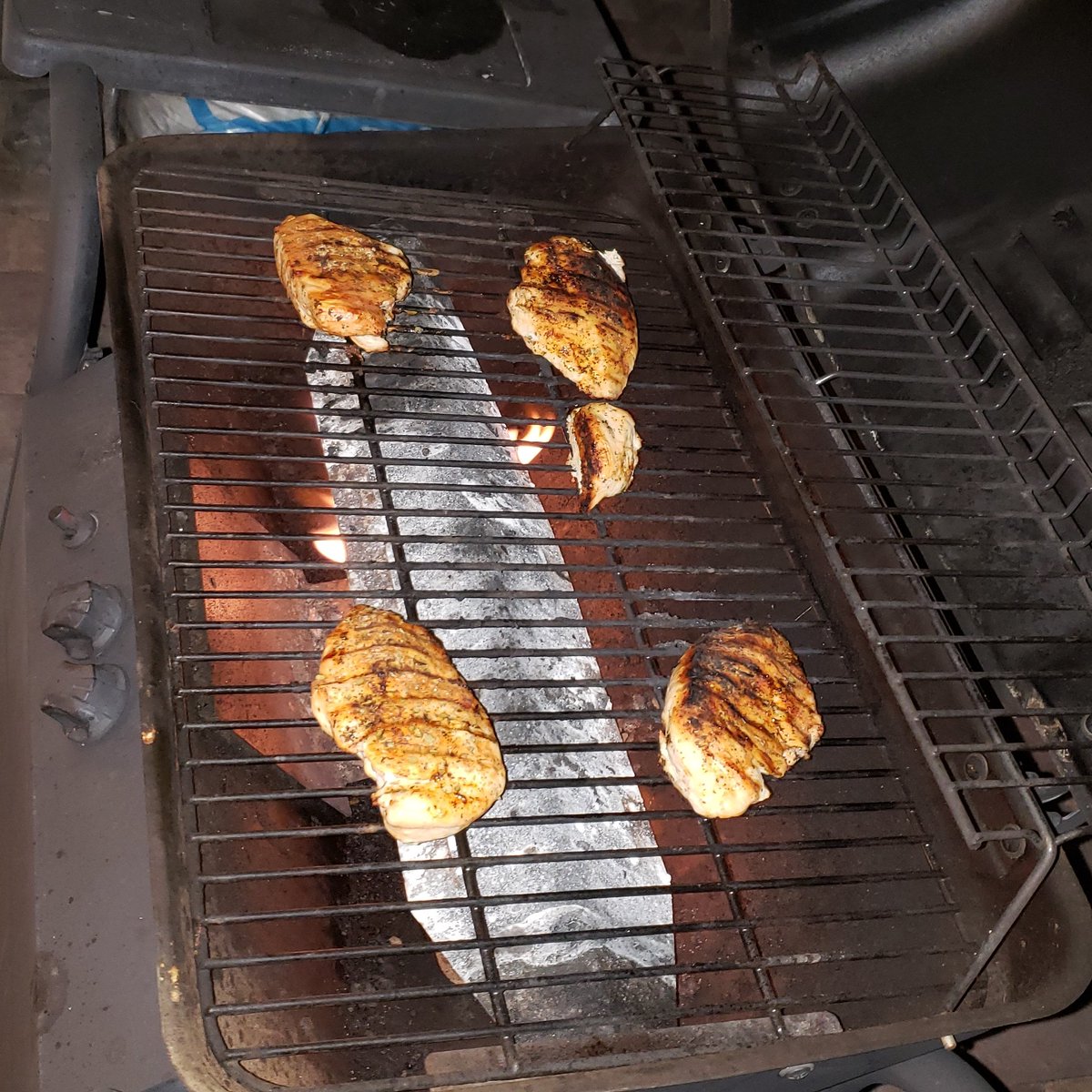 Barnesolona702's tweet photo. Meal preppin' !!! #beastmode #eatbigliftbiggetbig #nofakeweights #gymlife #trainingday #bodybuilding #focused #stayhungry #eatyourcookies #putanothercookieonit #progressnotperfection #puttinginwork #allnatural #drugfree #doyouevenlift #fitness https://t.co/KrbKLzpigH