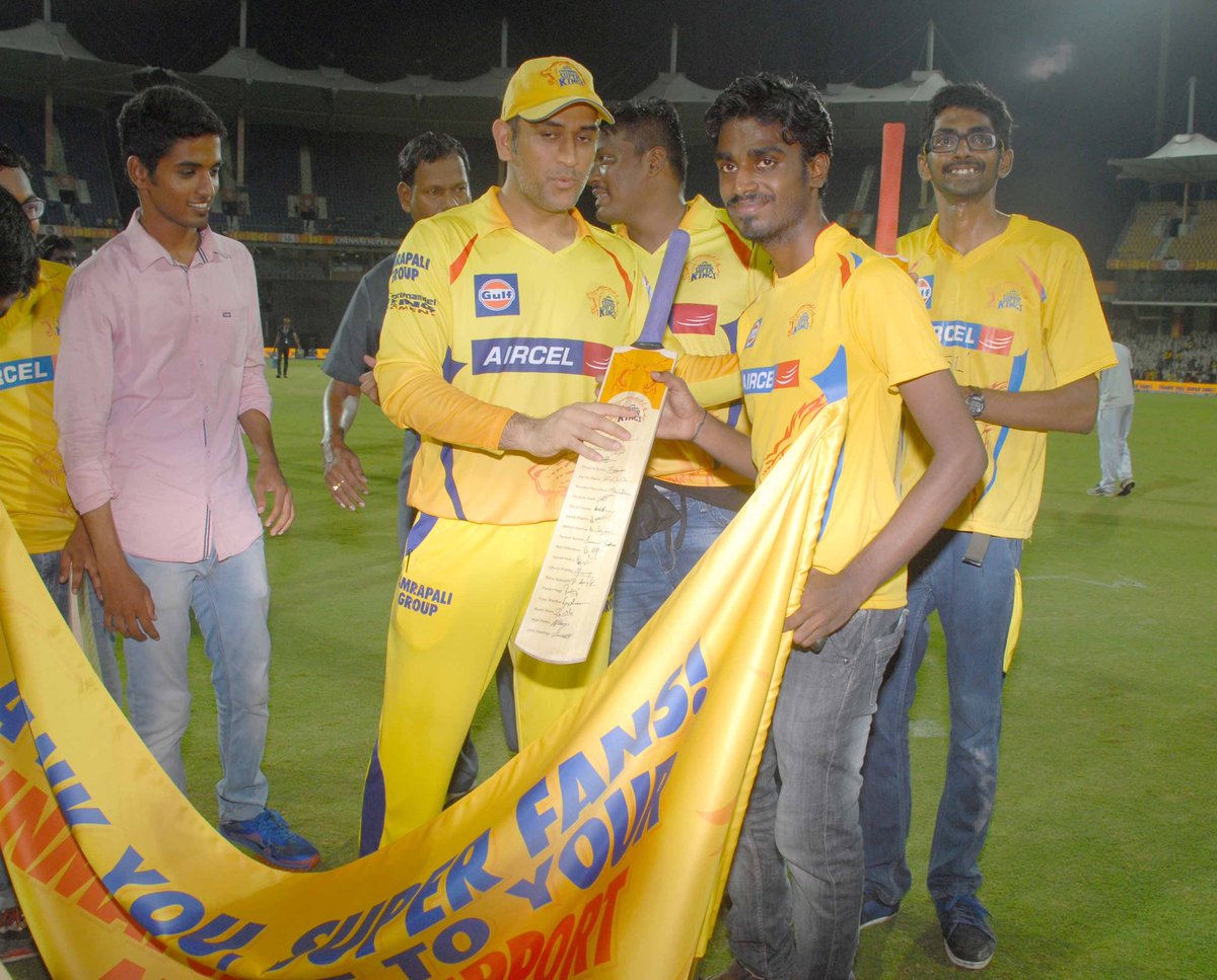 vickymahi7's tweet photo. @ChennaiIPL And when the last time they played here I had this Once in My Lifetime Moment..
#WelcomeBackCSK #WhistlePodu https://t.co/8UioFmXCMa