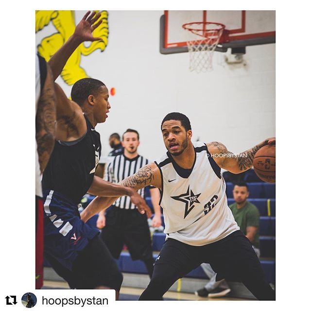 TheSkillFactory's tweet photo. #Repost @hoopsbystan with @get_repost
・・・
TSF Pro Runs 2018 | #hoopsbystan . @t_jackson12 .
.
.
#slamonline #sports #nike #adidas #adidasoriginals #jordon #exploreeverything #streetphotography #visualsofstreet #streetmobs #way2ill #citykillerz #por… https://t.co/bey9EhwjlX https://t.co/vUbQE196Xs