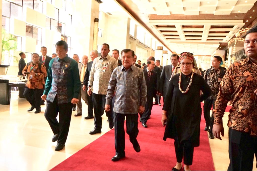 Menlu_RI's tweet photo. First Day (10/4) of the Indonesia-Africa Forum 2018 in Nusa Dua, Bali, officially opened by the Vice President of the Republic of Indonesia, Jusuf Kalla.

A total 500 delegates participated in the Forum, including 47 African countries and Africa Union. #IAFBali2018 https://t.co/hoRU3VxLvj