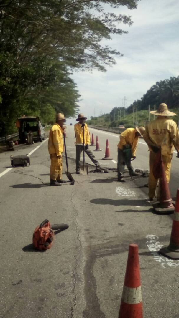 BWSB_TAPAH's tweet photo. Tarikh :10.04.2018
Nama Laluan:Tg.Malim to Kampar
No. Laluan:FT 001
No. Seksyen: 505.3  Kerja:RO1 Patching kawasan pavemen mendap @belatiwangsa_zu @JKRTAPAH @JKRPERAK @JKRMalaysia @MOWorks @saranidollah @PetraJayaMP #BWSPTAPAH #InfraRakyat https://t.co/l5mt9CDvZI