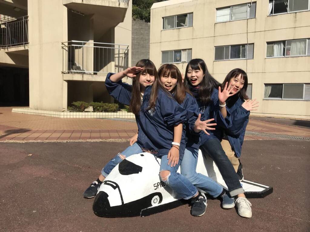 ycu_hamadaisai's tweet photo. ④美術局
 私たちは浜大祭の顔とも言えるバックパネルとアーチ、その他装飾品を作っています！絵を描くのが苦手だなぁ、、、という人でも大丈夫！誰でも楽しく活動できます♪元気でパワフルな先輩たちが待ってるよ～！ https://t.co/3Ts4WJ3mmI