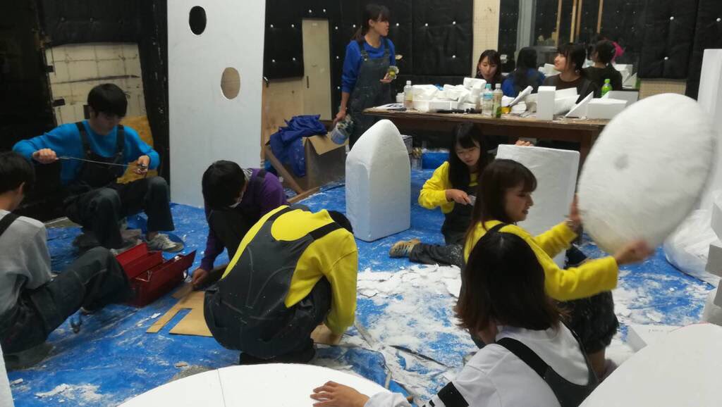 ycu_hamadaisai's tweet photo. ④美術局
 私たちは浜大祭の顔とも言えるバックパネルとアーチ、その他装飾品を作っています！絵を描くのが苦手だなぁ、、、という人でも大丈夫！誰でも楽しく活動できます♪元気でパワフルな先輩たちが待ってるよ～！ https://t.co/3Ts4WJ3mmI