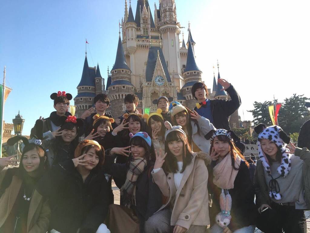 ycu_hamadaisai's tweet photo. ④美術局
 私たちは浜大祭の顔とも言えるバックパネルとアーチ、その他装飾品を作っています！絵を描くのが苦手だなぁ、、、という人でも大丈夫！誰でも楽しく活動できます♪元気でパワフルな先輩たちが待ってるよ～！ https://t.co/3Ts4WJ3mmI