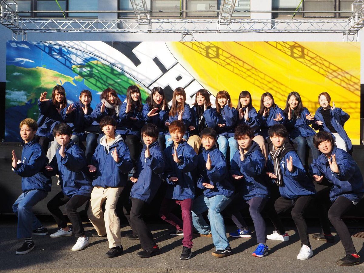 ycu_hamadaisai's tweet photo. ④美術局
 私たちは浜大祭の顔とも言えるバックパネルとアーチ、その他装飾品を作っています！絵を描くのが苦手だなぁ、、、という人でも大丈夫！誰でも楽しく活動できます♪元気でパワフルな先輩たちが待ってるよ～！ https://t.co/3Ts4WJ3mmI