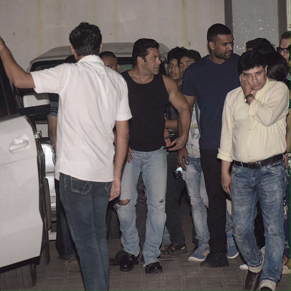 BollywoodUncut's tweet photo. 😇#Race3😇#Race3Begin😇#Race3ThisEid😇#Race3Eid2018 😇

🎥#AboutLastNight #SalmanKhan Visited #RameshTurani Office

View More 👉https://t.co/G2KXIfsVCB https://t.co/ArGy33zY0c