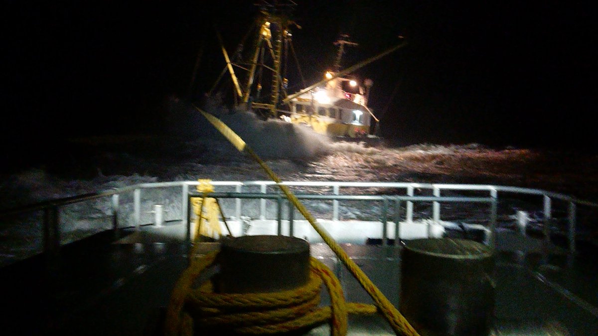 De kotter is weer van het strand gesleept door de #Runner en de #Vigilant en gaat op eigen kracht verder naar Den Oever voor controle.