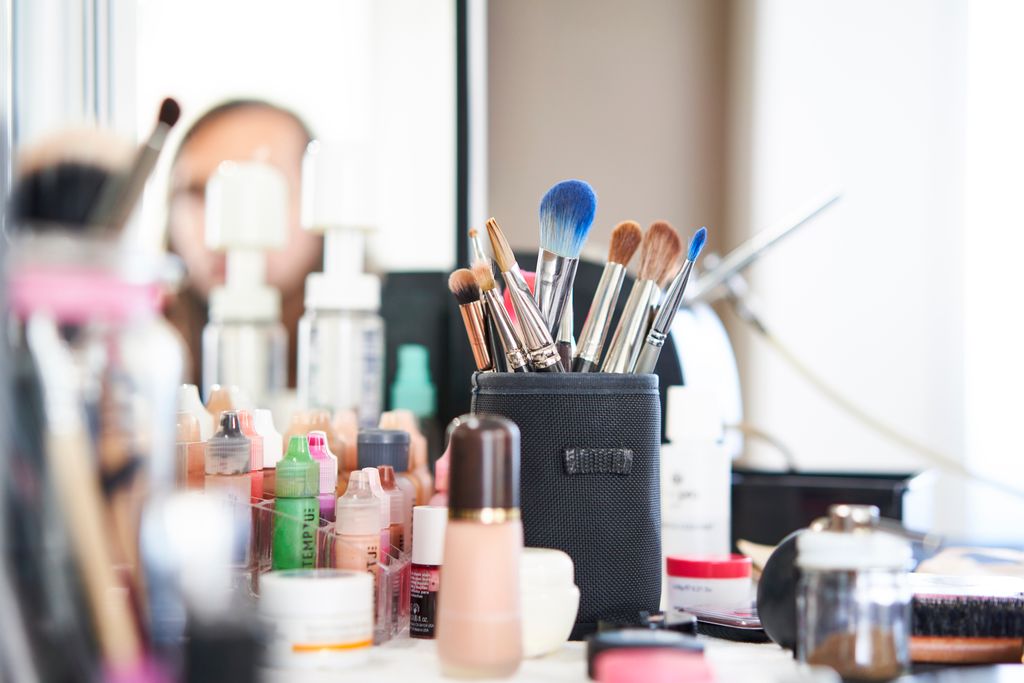 acpp_gmbh's tweet photo. Einen kreativen Weiterbildungstag haben wir im März mit unseren Teamkolleginnen verbracht: Make-up Artist Sabine Finger hat uns die Kunst des Schminkens näher gebracht und Julia von @juliabergmeisterfoto hat das Ganze festgehalten - Unser Video folgt! https://t.co/IHLtUtoDtD https://t.co/Vlx58WCN2S