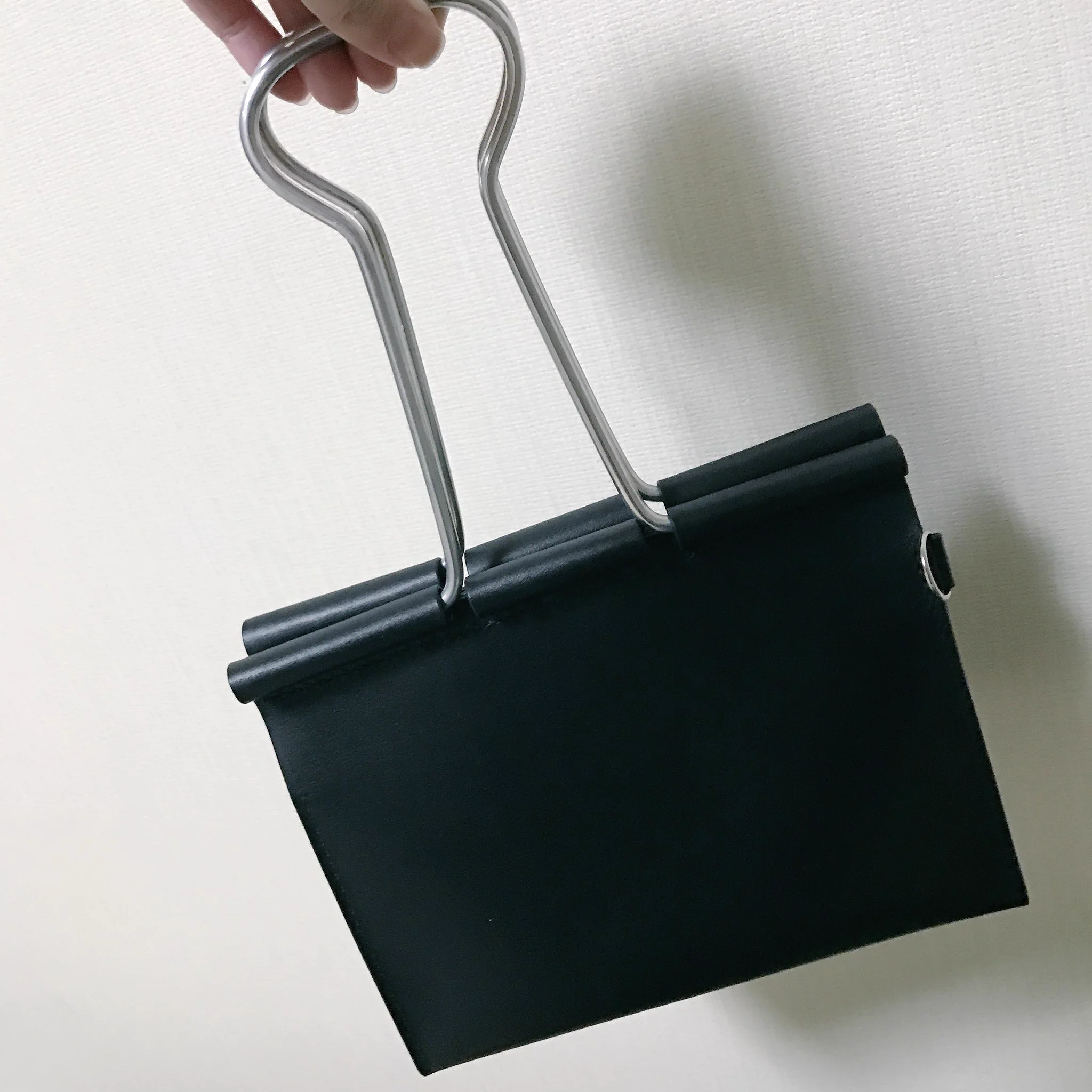指を挟む心配はないけれどｗ女性向けバッグがまんまダブルクリップのバッグｗｗｗ