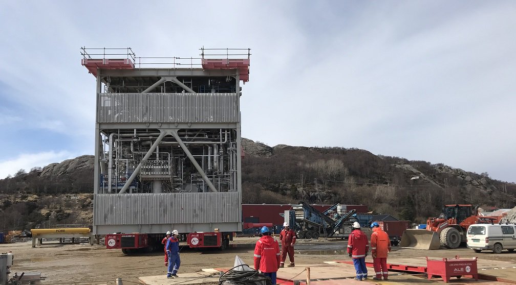 akersolutions's tweet photo. It’s Spring in Egersund🌿☀️ and we’re preparing the 460-ton compression module we built for @Statoil for its journey to the Troll field at the end of April #akersolutions #oilandgas https://t.co/u5oA7JJMAY https://t.co/id8SkLlMze