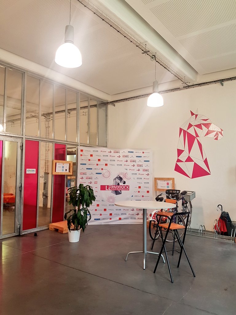sophilantropy's tweet photo. Aujourd'hui ça bosse en direct de la mère patrie avec @octplane à #LaPoudriere @CoworkingNancy 👑😎 très chouette et un super accueil ! #carrotcake #nancyforever 🍰👍 #rmstouchlive https://t.co/Vcl30GtuHk