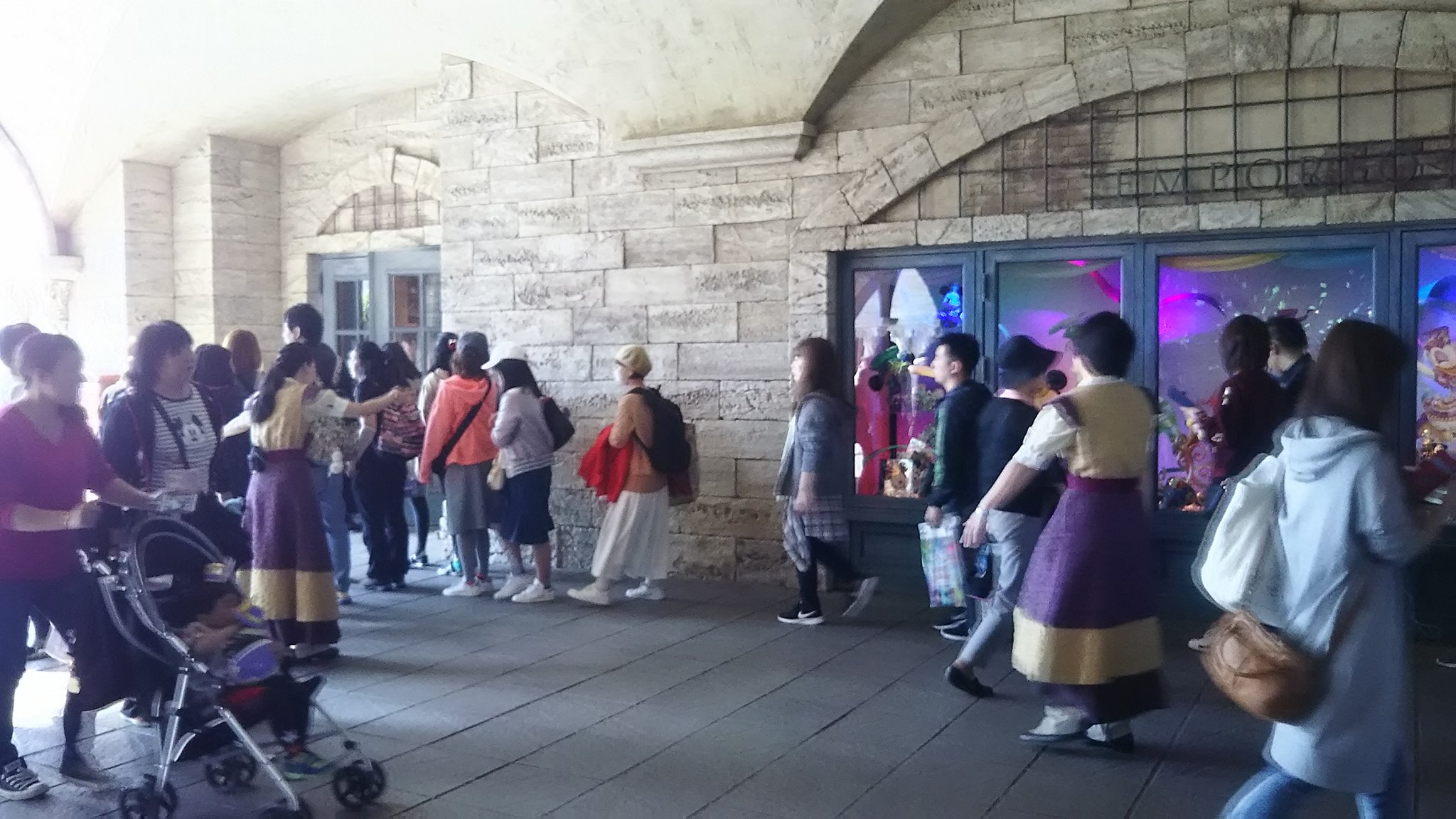 ディズニー虎の巻 たった今 ディズニーシー エンポーリオも 入店制限かかりました汗 T Co Wff4uwdvh7 Twitter ディズニー虎の巻 たった今 ディズニーシー エンポーリオも 入店制限かかりました汗 T Co Wff4uwdvh7 Twitter