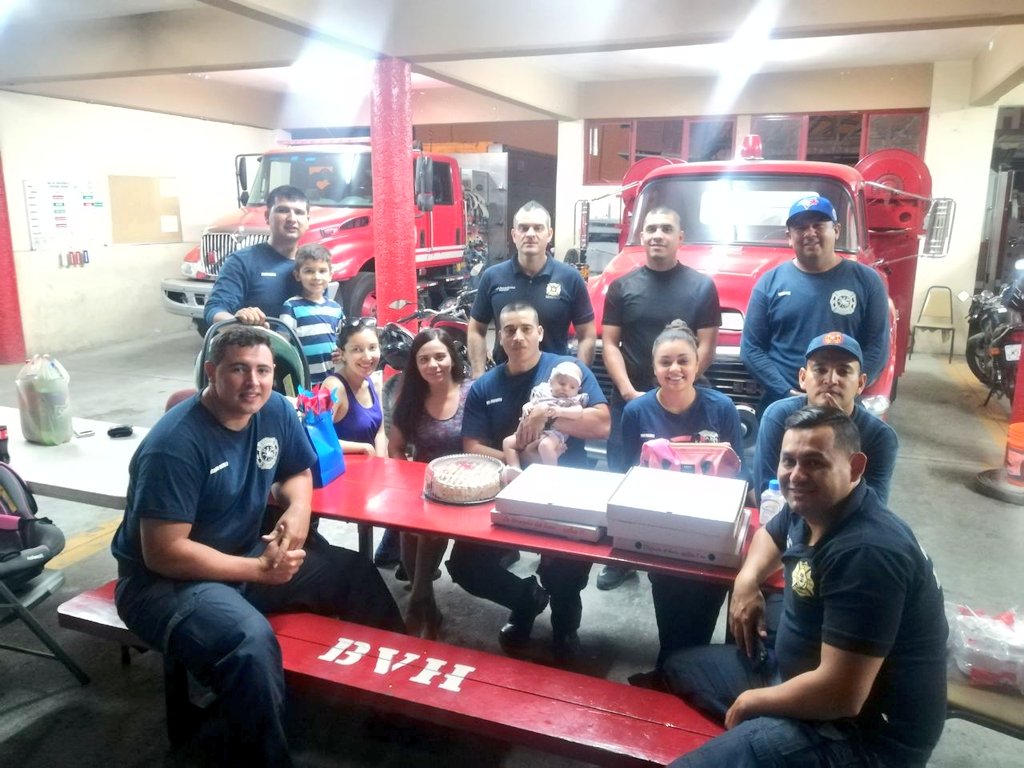 jesusjfierro's tweet photo. Hay quiénes aún no entiende que bomberos no sólo es un trabajo, bomberos es una Família.
Festejando a nuestro compañero y encargado de turno "C" Martin Pacheco
#TurnoC #Estación1 #BomberosHMO https://t.co/F6Wip3IqoY