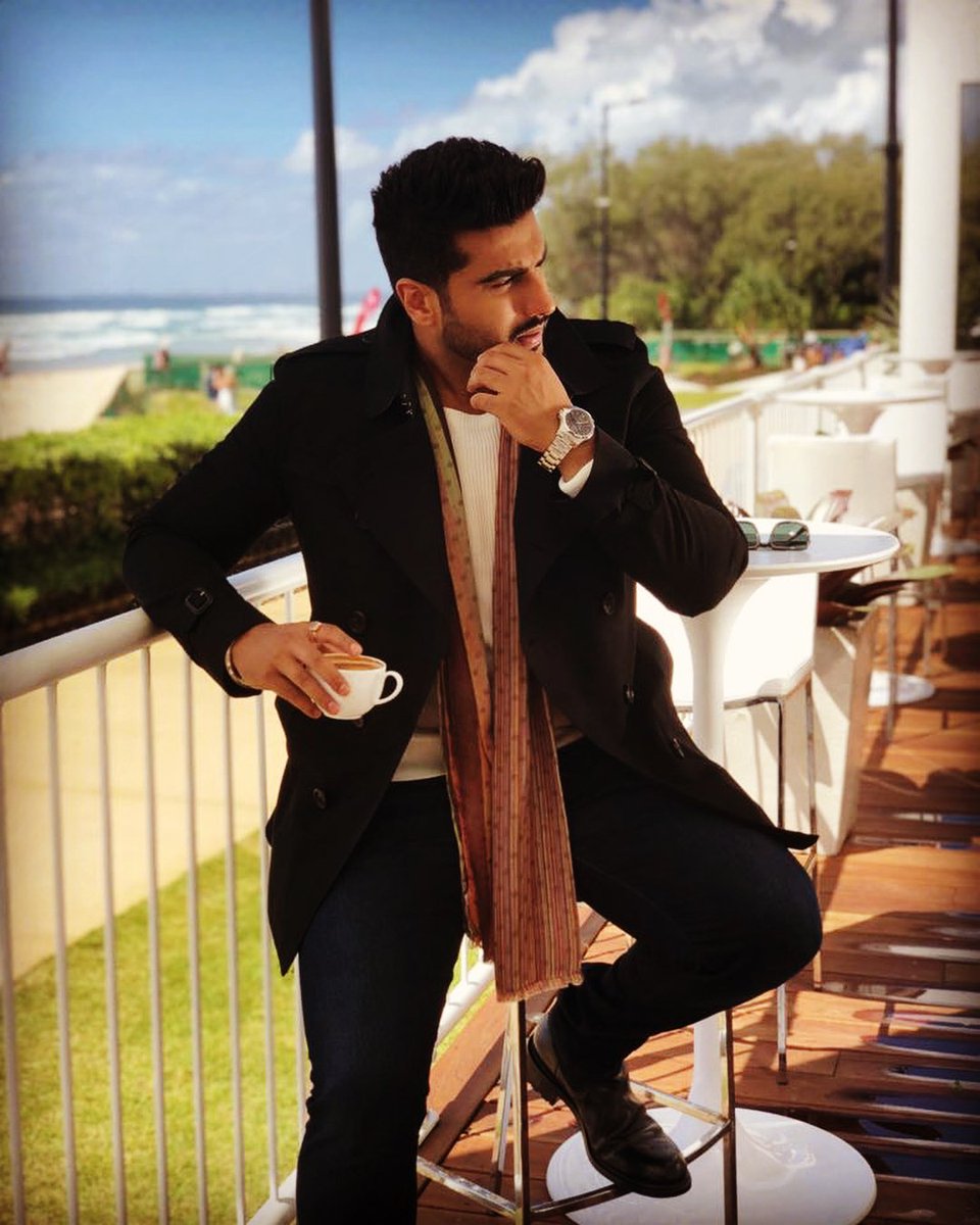 ArjunKapoorCafe's tweet photo. Repost @arjunk26
#PoserForLife #WhenInDoubtScratchYourBeard 😍❤😎☕️
@Longines
#ArjunInAustralia 😁✌😇 https://t.co/U209cQHzV1