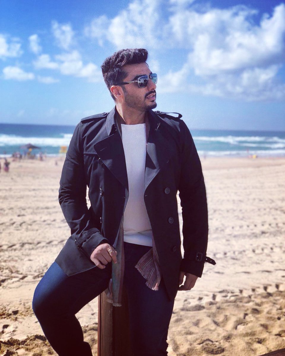 ArjunKapoorCafe's tweet photo. Repost @arjunk26
#PoserForLife #WhenInDoubtScratchYourBeard 😍❤😎☕️
@Longines
#ArjunInAustralia 😁✌😇 https://t.co/U209cQHzV1