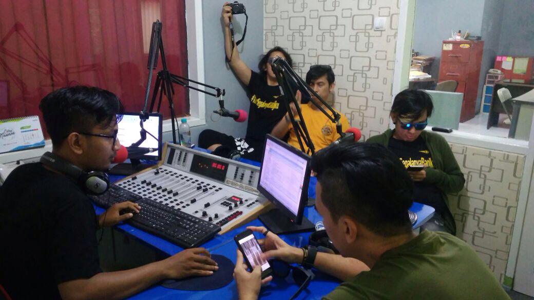 PilotzIndonesia's tweet photo. #GAVLOGSchedule
#KamuSegalanyaBagiku - Pilotz sekarang sudah berada di 104.8 @pbsfmserang yang belum gabung yukk buruan gabung [LetsFly] https://t.co/ZbwANVPY7c
