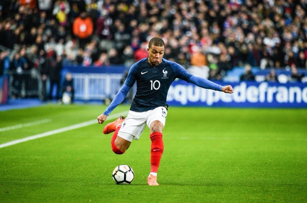 Footballogue's tweet photo. [#Décla💬] Capello : "Qui pour remplacer Cristiano Ronaldo et Messi ? Je pense à Mbappé, il a un bel avenir, mais Ronaldo et Messi vont durer encore deux années.En résumé, Mbappé, qui sera le nouveau Ronaldo, et Neymar joueront dans le futur le Ballon d’Or" https://t.co/q7ZuyW2J1Q