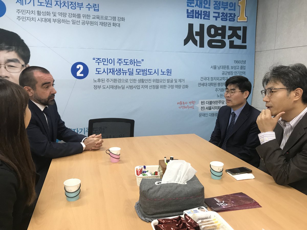 syj5000's tweet photo. 크리스토프 뵈이에 서울메트로 대표이사가 응원차 방문했습니다. 과거 교통위원장으로 활동하면서 9호선 출퇴근 혼잡도 완화를 위해 일반:급행열차 비율조정을 요구하는등, 시민불편을 줄이고자 했었습니다. 크리스토프 사장도 지속적인 교통편의 향상 필요성에 공감하고 건승을 기원했습니다. https://t.co/GDEeZ926gm